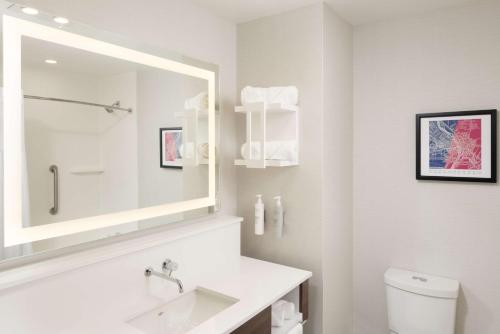 Habitación con ducha a ras de suelo, adaptada para personas de movilidad reducida - Cama extragrande del hotel Hampton Inn and Suites Rochester Downtown