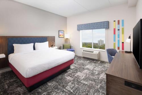 Habitación con ducha a ras de suelo, adaptada para personas de movilidad reducida - Cama extragrande del hotel Hampton Inn and Suites Rochester Downtown. Foto 3