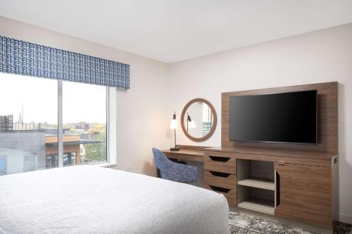 King Room with Microwave/Fridge del hotel Hampton Inn and Suites Rochester Downtown. Foto 2