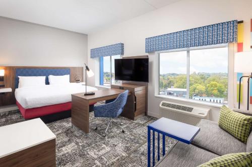 Estudio con cama extragrande y sofá cama - Adaptado para personas con discapacidad auditiva del hotel Hampton Inn and Suites Rochester Downtown. Foto 2