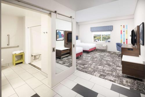 Habitación con ducha accesible en silla de ruedas - 1 cama grande - Adaptado para personas con movilidad reducida del hotel Hampton Inn and Suites Rochester Downtown. Foto 6