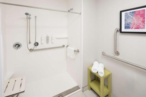 Habitación con ducha a ras de suelo, adaptada para personas de movilidad reducida - Cama extragrande del hotel Hampton Inn and Suites Rochester Downtown. Foto 5
