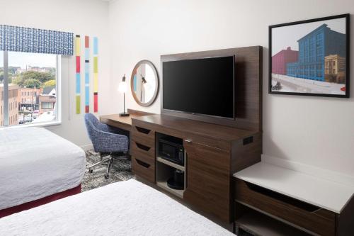 Habitación - 2 camas grandes - Adaptada para personas con discapacidad auditiva del hotel Hampton Inn and Suites Rochester Downtown. Foto 2