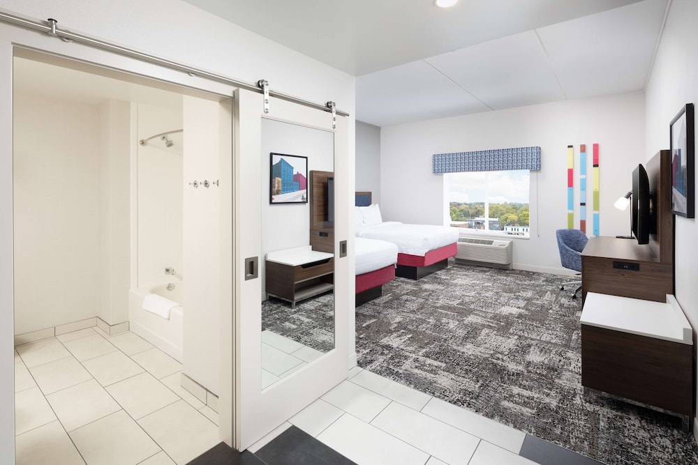 2 Camas Queen Accesibles para Movilidad con Bañera del hotel Hampton Inn and Suites Rochester Downtown