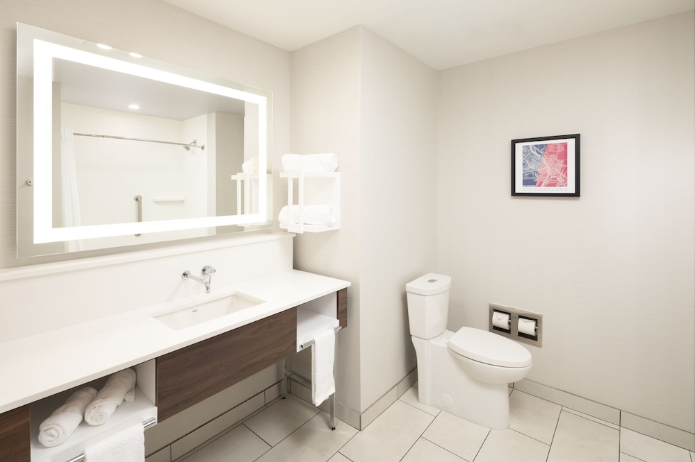 2 Camas Queen Accesibles para Movilidad con Bañera del hotel Hampton Inn and Suites Rochester Downtown. Foto 4