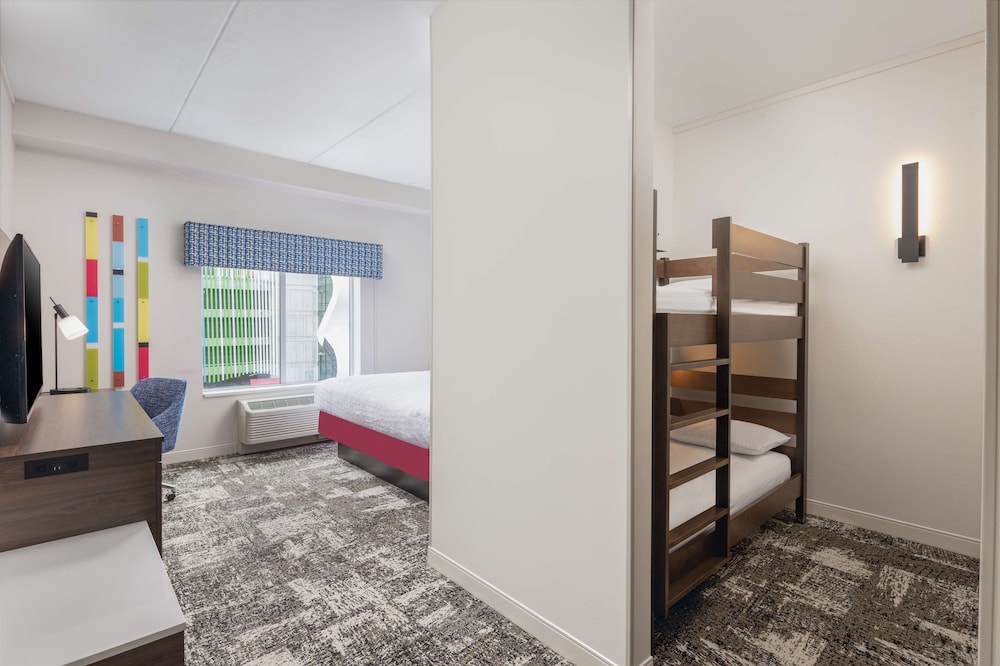 1 Cama King - 1 Cama Empotrada con 2 Camas Individuales, Microondas/Nevera del hotel Hampton Inn and Suites Rochester Downtown
