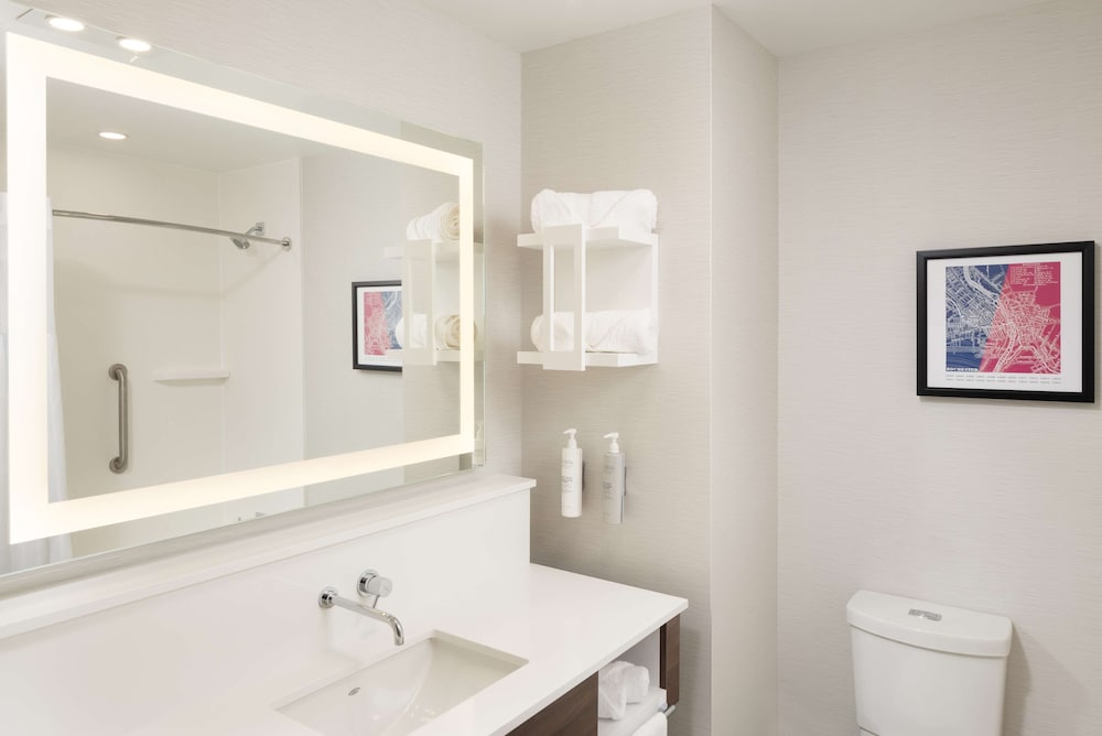 2 Camas Queen con Microondas y Nevera del hotel Hampton Inn and Suites Rochester Downtown. Foto 7