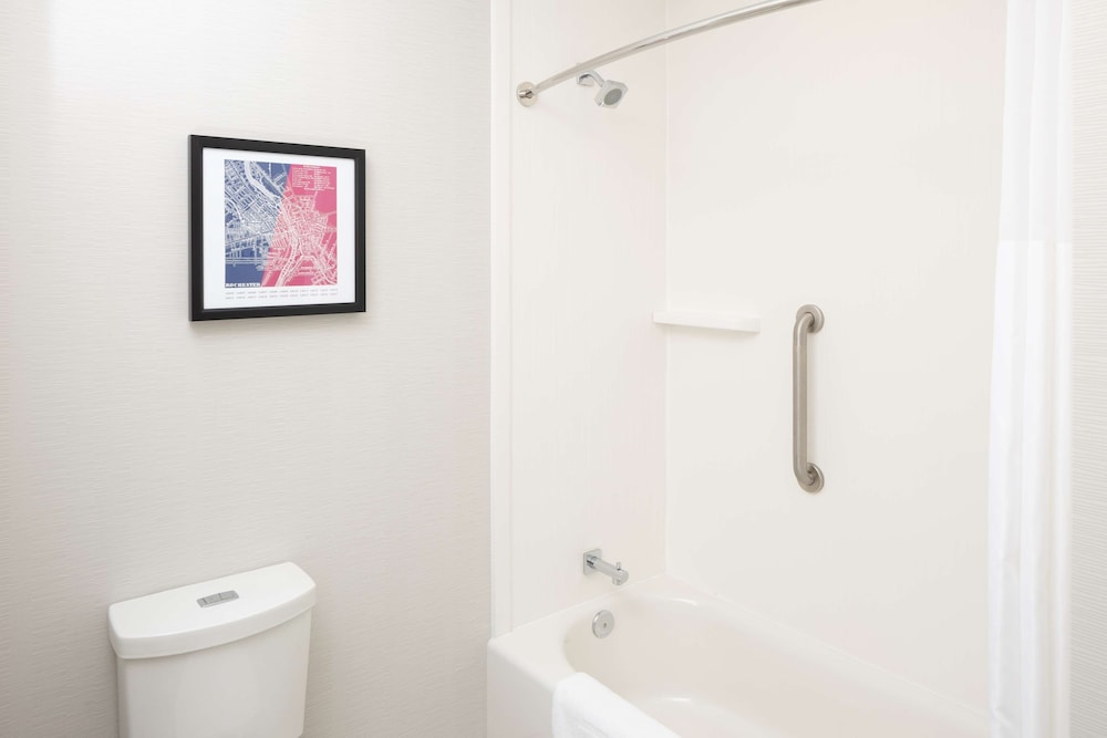 2 Camas Queen con Microondas y Nevera del hotel Hampton Inn and Suites Rochester Downtown. Foto 8