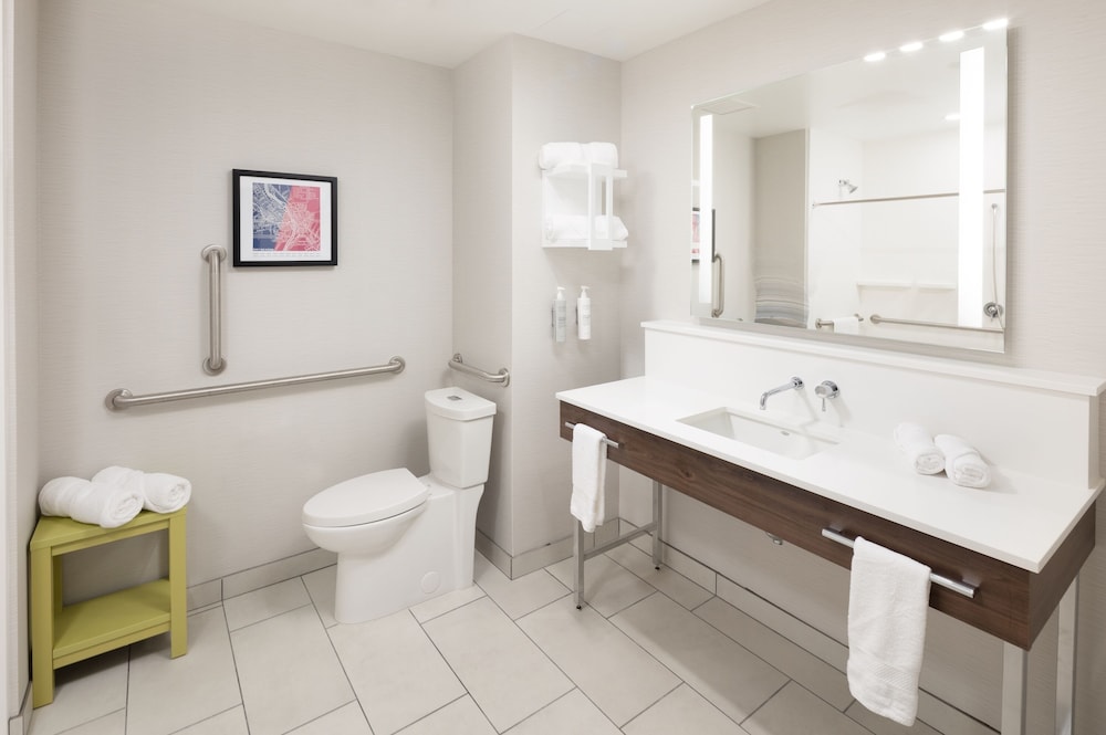 2 Camas Queen Accesibles para Movilidad con Ducha de Acceso del hotel Hampton Inn and Suites Rochester Downtown. Foto 2