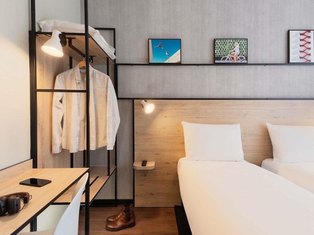 Habitación estándar, 2 camas individuales del hotel Ibis Acheres St Germain En Laye. Foto 4