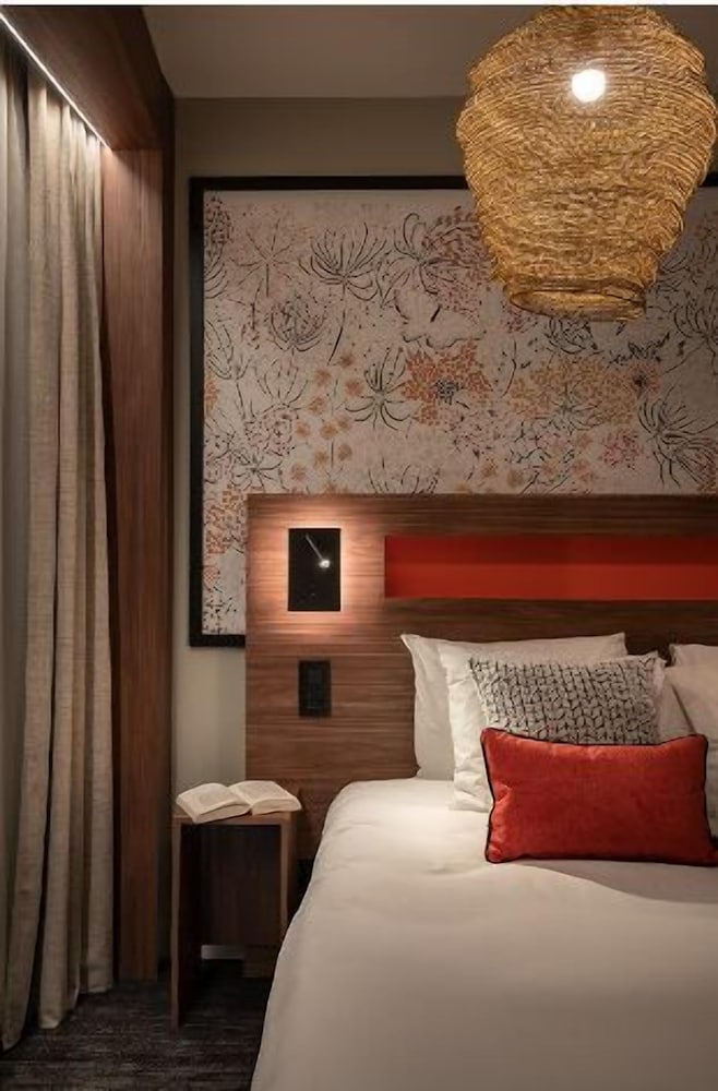 Habitación Deluxe con 1 cama doble king size, sofá cama y gran ventana acristalada del hotel Mercure Achères St Germain En Laye. Foto 6