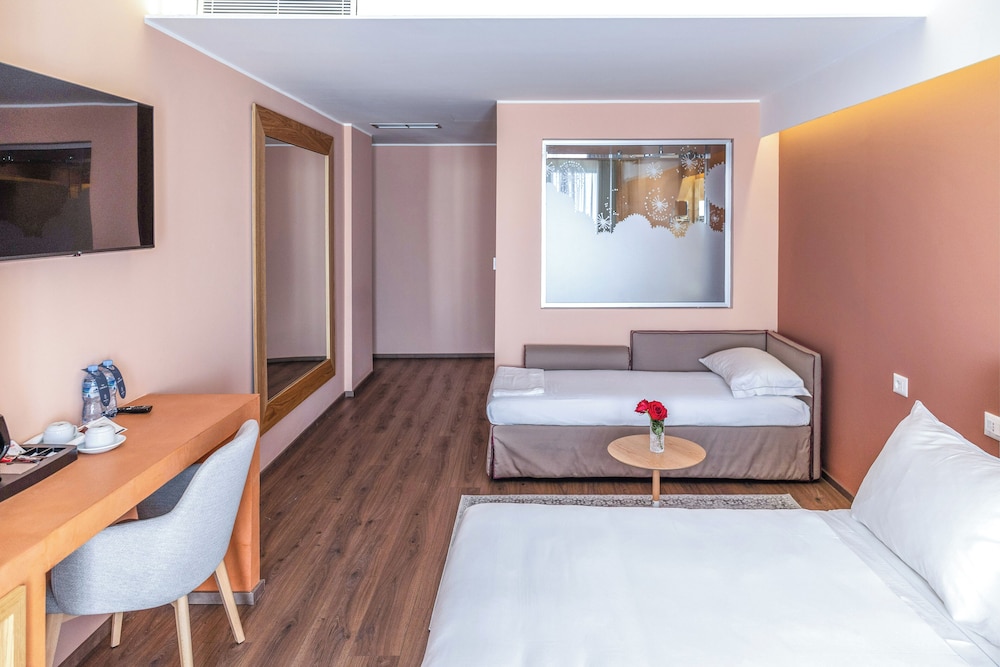 Junior suite Vista Piscina 1 Cama doble Normal del hotel Vlora Priam Affiliated By Melia