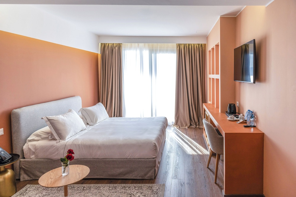 Junior suite Vista Piscina 1 Cama doble Normal del hotel Vlora Priam Affiliated By Melia. Foto 1