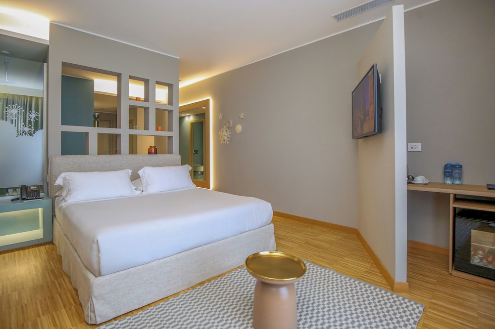 Junior suite Vista Mar 1 Cama doble Normal del hotel Vlora Priam Affiliated By Melia. Foto 2