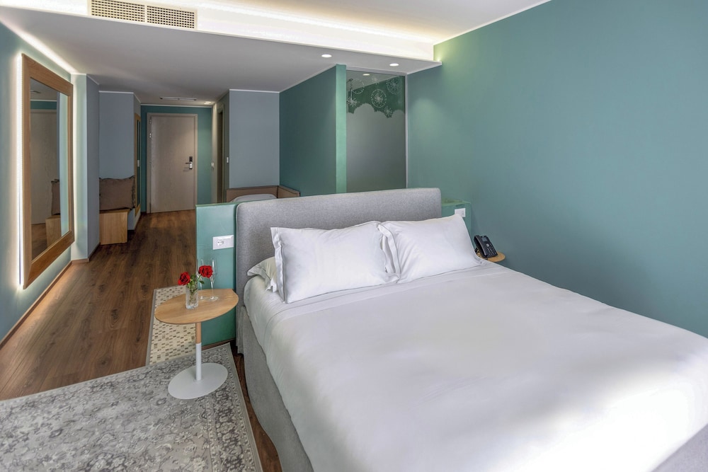 Suite junior, bañera de hidromasaje, vistas al mar del hotel Vlora Priam Affiliated By Melia