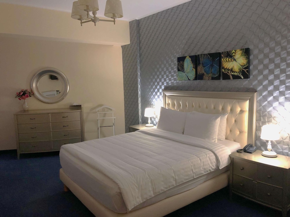 Suite Superior con 1 cama doble y sofá del hotel Mercure Galati Centrum. Foto 7