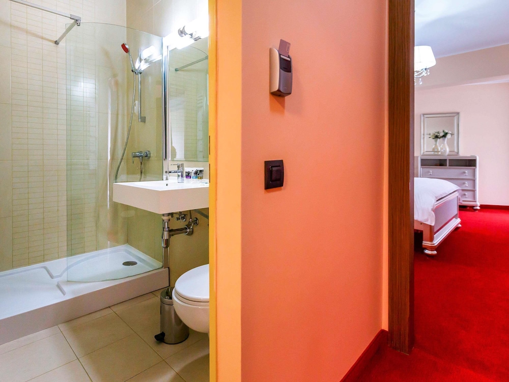 Suite Superior con 1 cama doble y sofá del hotel Mercure Galati Centrum. Foto 10