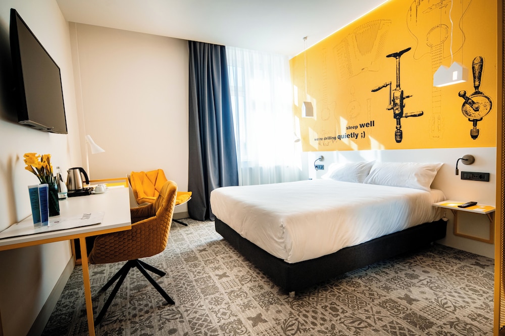 Habitación Estándar con 1 cama doble del hotel ibis Styles Sibiu Arsenal. Foto 1