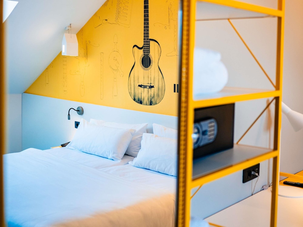 Habitación Estándar con 1 cama doble del hotel ibis Styles Sibiu Arsenal. Foto 3
