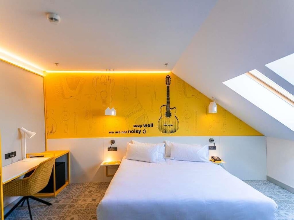 Habitación Estándar con 1 cama doble del hotel ibis Styles Sibiu Arsenal. Foto 5