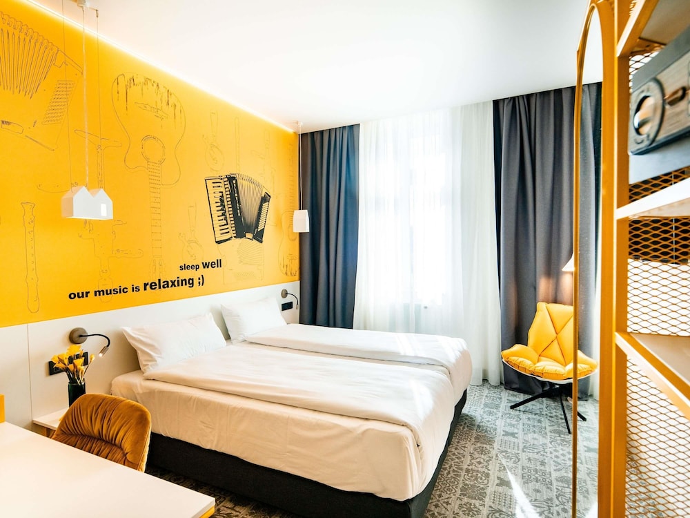 Habitación estándar con 2 camas individuales del hotel ibis Styles Sibiu Arsenal