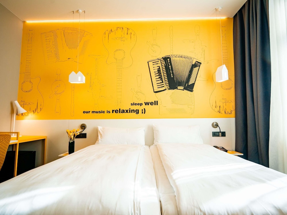 Habitación estándar con 2 camas individuales del hotel ibis Styles Sibiu Arsenal. Foto 3