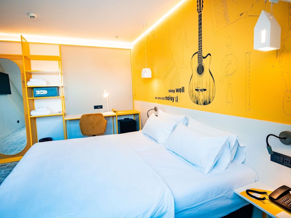 Habitación Superior con 1 cama doble del hotel ibis Styles Sibiu Arsenal. Foto 2