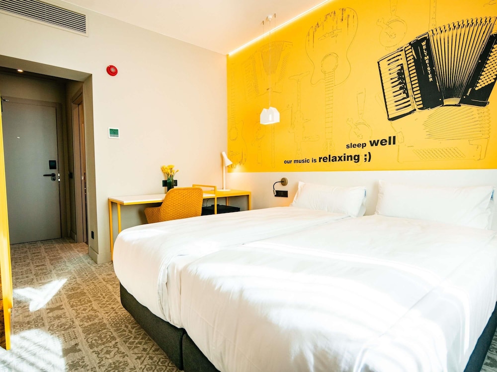 Habitación superior con 2 camas individuales del hotel ibis Styles Sibiu Arsenal