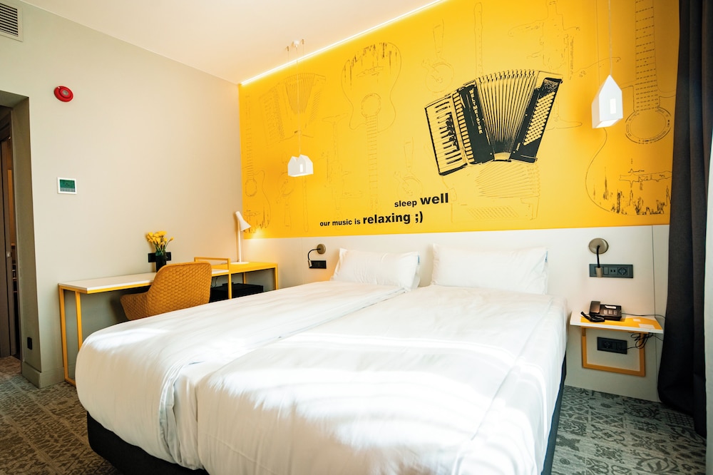 Habitación superior con 2 camas individuales del hotel ibis Styles Sibiu Arsenal. Foto 1
