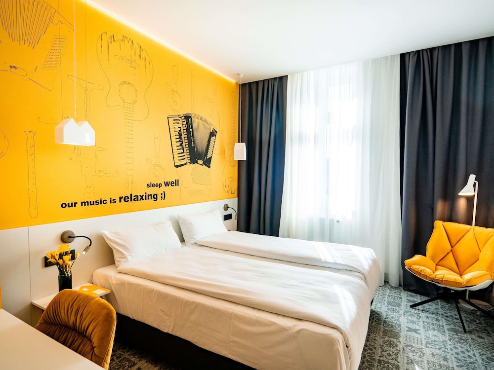 Habitación superior con 2 camas individuales del hotel ibis Styles Sibiu Arsenal. Foto 5