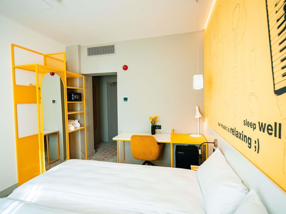 Habitación Premium con 2 camas individuales del hotel ibis Styles Sibiu Arsenal. Foto 1