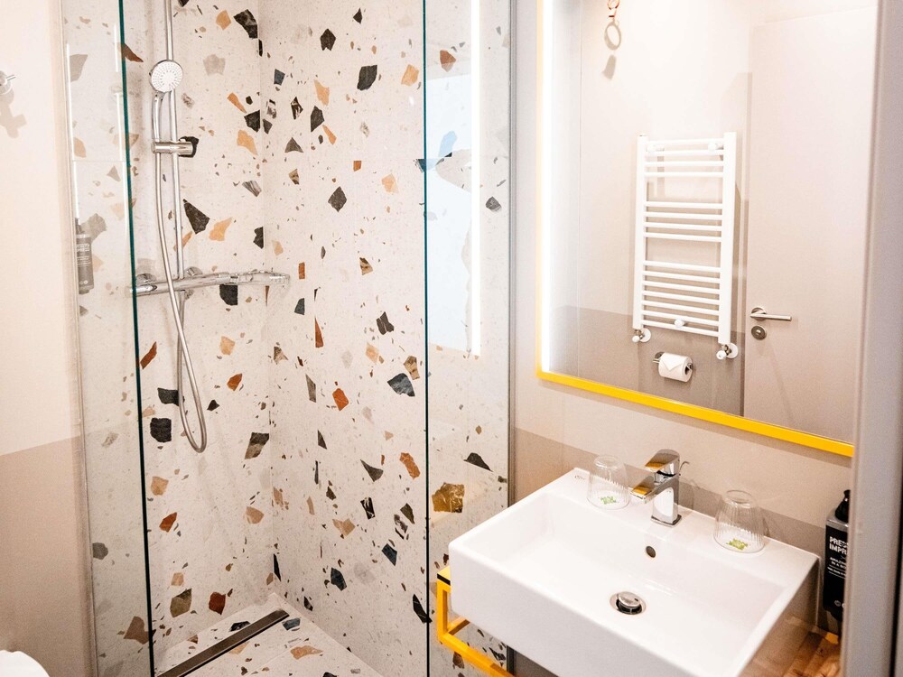 Habitación Premium con 2 camas individuales del hotel ibis Styles Sibiu Arsenal. Foto 3