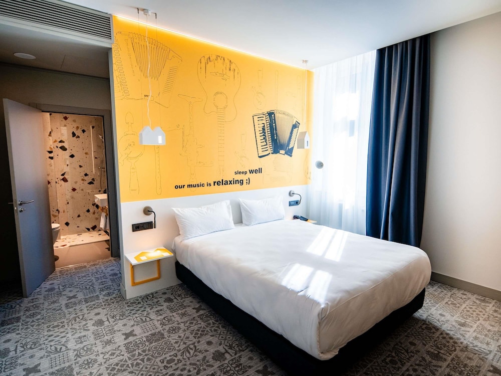 Suite familiar con 1 cama doble y sofá - cama del hotel ibis Styles Sibiu Arsenal