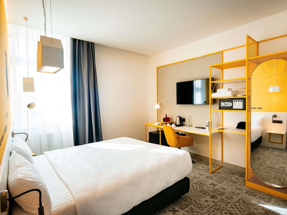 Suite familiar con 1 cama doble y sofá - cama del hotel ibis Styles Sibiu Arsenal. Foto 1