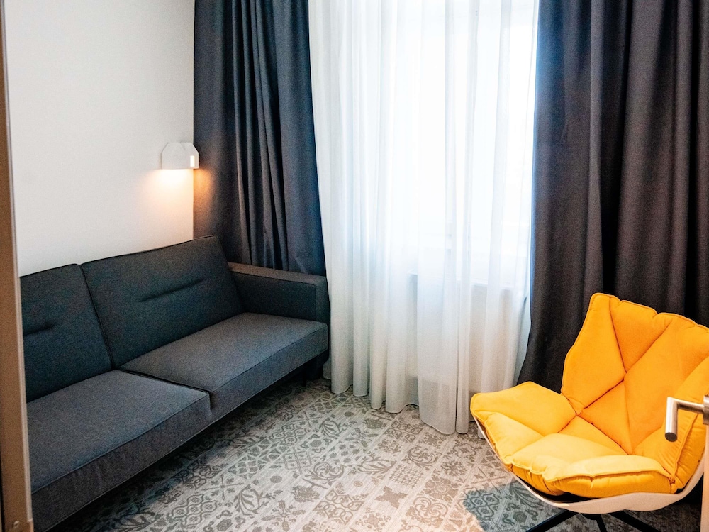 Suite familiar con 1 cama doble y sofá - cama del hotel ibis Styles Sibiu Arsenal. Foto 3