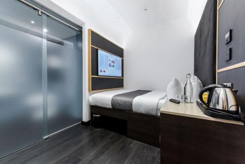 Interior Z con cama grande (sin ventanas) - Adaptada para personas de movilidad reducida del hotel The Z Hotel Trafalgar
