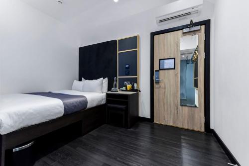 Interior Z con cama grande (sin ventanas) - Adaptada para personas de movilidad reducida del hotel The Z Hotel Trafalgar. Foto 1