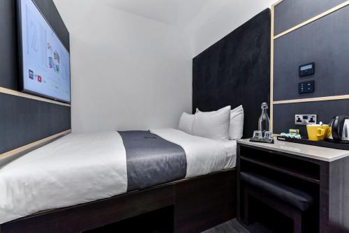 Interior Z con cama grande (sin ventanas) - Adaptada para personas de movilidad reducida del hotel The Z Hotel Trafalgar. Foto 2