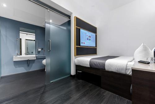 Interior Z con cama grande (sin ventanas) - Adaptada para personas de movilidad reducida del hotel The Z Hotel Trafalgar. Foto 3