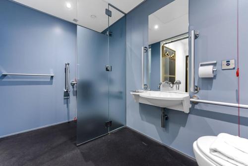 Interior Z con cama grande (sin ventanas) - Adaptada para personas de movilidad reducida del hotel The Z Hotel Trafalgar. Foto 4