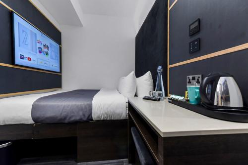 Interior Z con cama grande (sin ventanas) del hotel The Z Hotel Trafalgar. Foto 1
