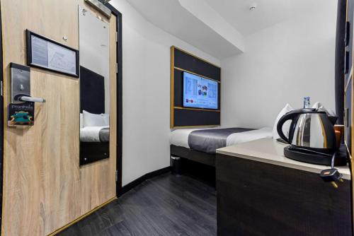 Interior Z con cama grande (sin ventanas) del hotel The Z Hotel Trafalgar. Foto 2
