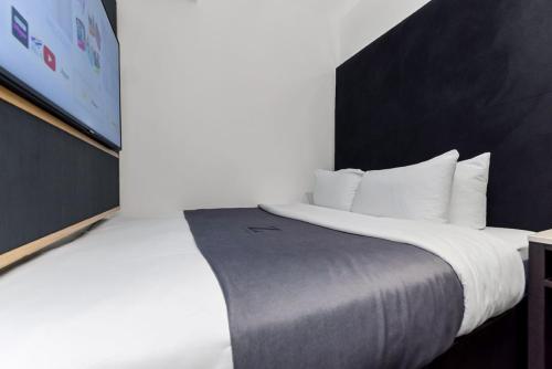 Interior Z con cama grande (sin ventanas) del hotel The Z Hotel Trafalgar. Foto 3