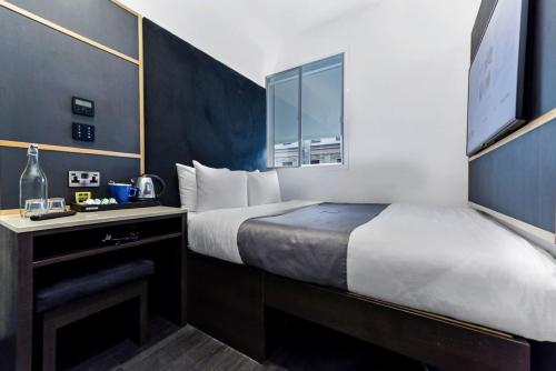 Habitación con cama grande del hotel The Z Hotel Trafalgar. Foto 1