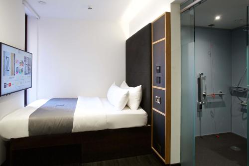 Habitación adaptada para personas con movilidad reducida - Cama grande del hotel The Z Hotel Trafalgar. Foto 1