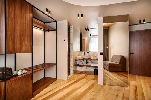 Suite Deluxe del hotel The Log Porto Hotel by Piamonte Hotels. Foto 6