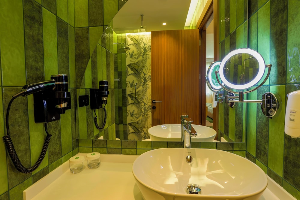 Habitación Superior con 1 cama doble y 1 cama individual del hotel Ibis Styles Istanbul Kurtkoy. Foto 12