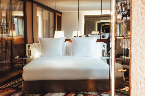 Habitación Prestige con cama extragrande del hotel Sax Paris, LXR Hotels and Resorts