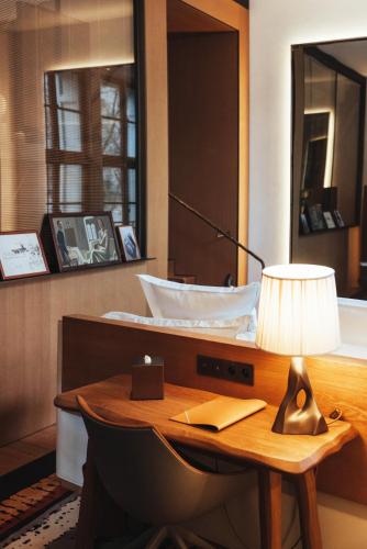 Suite Junior Deluxe con cama extragrande del hotel Sax Paris, LXR Hotels and Resorts. Foto 2