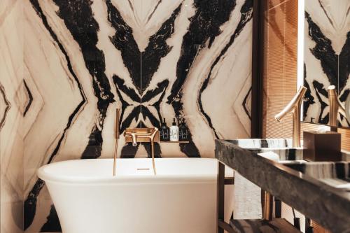 Suite Junior Deluxe con cama extragrande del hotel Sax Paris, LXR Hotels and Resorts. Foto 3